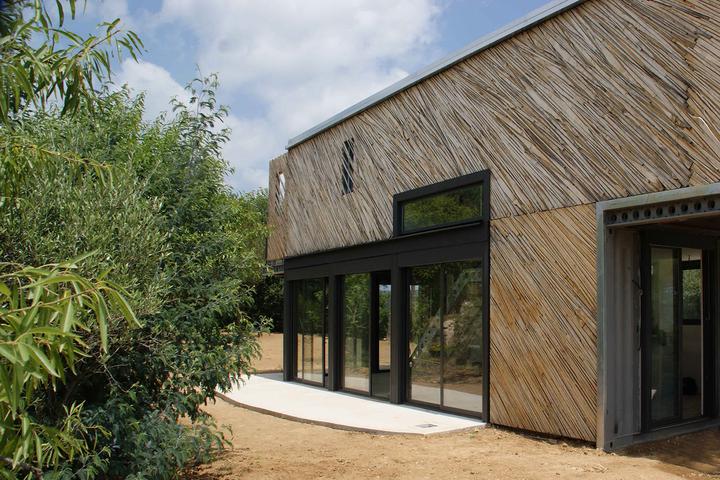 CONTAINER HOUSE de Straddle3 es una casa diseñada y construida a partir de material reutilizado y reciclado